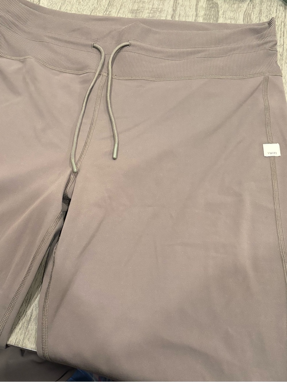 Vuori women’s Stretch Drawstring Leggings in Taupe